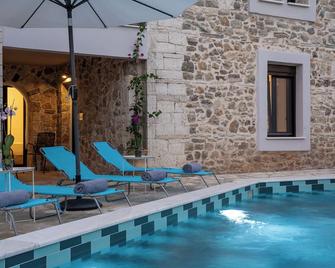 Marel To Petrino Konaki - Igoumenitsa - Pool