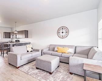 Bringham's Mill Apartments Perfect for Groups Full Kitchen Gym and Free Parking - Rexburg - Huiskamer