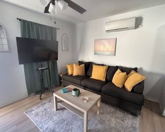 Quiet & Modern Charming 2-bedroom apartment in Gatesville with AC - Gatesville - Living room