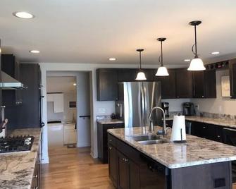 2 Bedroom, 2.5 Bath Home, Sleeps 6. - Hart - Cocina