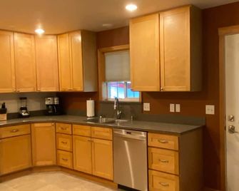 Midtown Hideaway-Spacious comfortable home w/firepit. - Juneau - Keuken