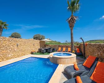 Levecca 2 Holiday Home - Għasri - Piscina