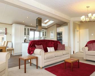 Lodge 26, Fishing Lakes, Pet Friendly, With A Garden In Stonham Aspal - Stowmarket - Living room