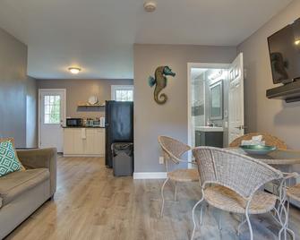Cape Cod Rental in South Yarmouth ~ 1 Mi to Beach! - Yarmouth - Restaurant