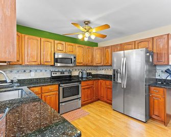 4-bedroom Suburban Retreat in wonderful Warren with 2 full kitchens and 2.5 bath - Warren - Kitchen