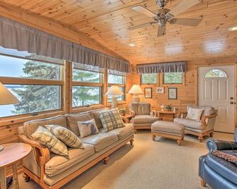 Waterfront Cottage, 9 Mi to Aloha State Park! - Indian River - Sala de estar