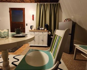 Hygge A-Frame: Pet friendly Forest Immersion! With AC !! - McKenzie Bridge - Dining room