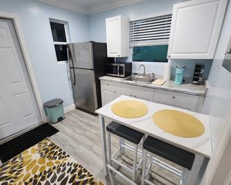 Perfect Location Close To Beach & Walking To Downtown Pet Friendly Fast Internet - Lake Worth - Kitchen