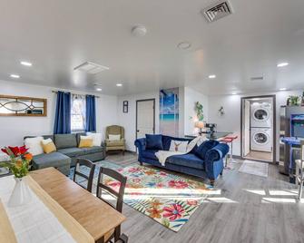 Pennsylvania Guest House Getaway: 6 Mi to Hershey - Palmyra - Living room