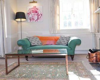 Holm Oak Lodge, Character Holiday Cottage, With Open Fire In Weeley - Clacton-on-Sea - Living room