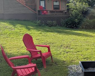 Secluded Eclectic Tiny Cabin - Quincy - Terasa
