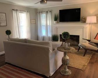 The Owl and Magnolia - Dothan - Living room