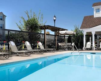 Seattle Family Escape: Outdoor Pool, Pet-Friendly, Free Airport Shuttle, 2 Rooms - Renton - Pool