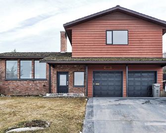 Specious Kamloops House for relaxation with great view in prestigious Sahali. - Kamloops - Building