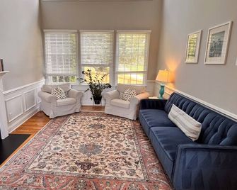 Light and bright 3-bedroom house in Brentwood with seasonal pool - Brentwood - Living room