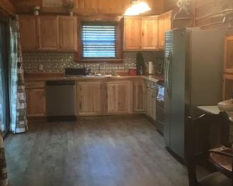 Like New log cabin ! Ocklawaha fl, close to ocala villages pet friendly - Ocklawaha - Kitchen