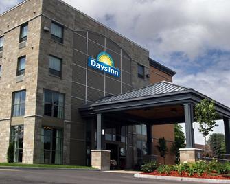 Days Inn by Wyndham Levis - Lévis - Building