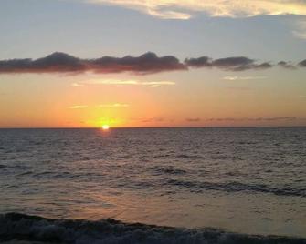 Beachfront for Family Groups! 4 Apartments directly on the Beach. - Añasco - Vista del exterior