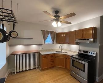 Charming 2-bedroom condo with WiFi, AC in lovely Chicago. Ample parking, - Chicago - Cocina