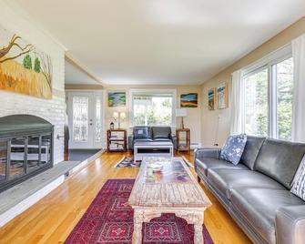 3 Mi to Cape Cod Bay: Marshfield Home w/ Balcony! - Marshfield - Sala de estar