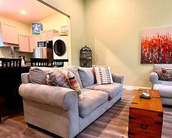 Lakefront Retreat: Fishing, Family, Fire Pit & Bourbon Trail - Shelbyville - Huiskamer