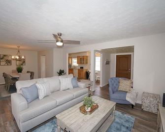Pool Home - Close to beaches, food, downtown! - Sarasota - Sala de estar