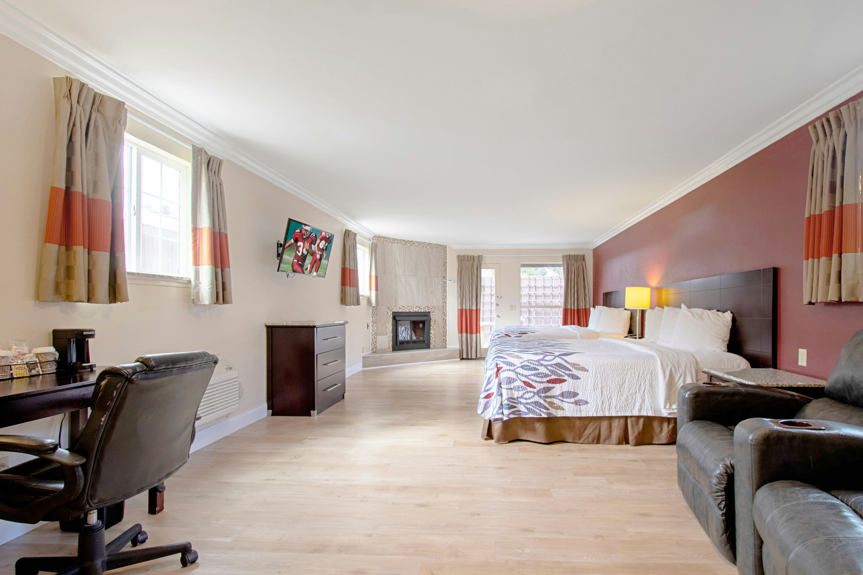 Red Roof Inn & Suites Monterey - Monterey - Bedroom