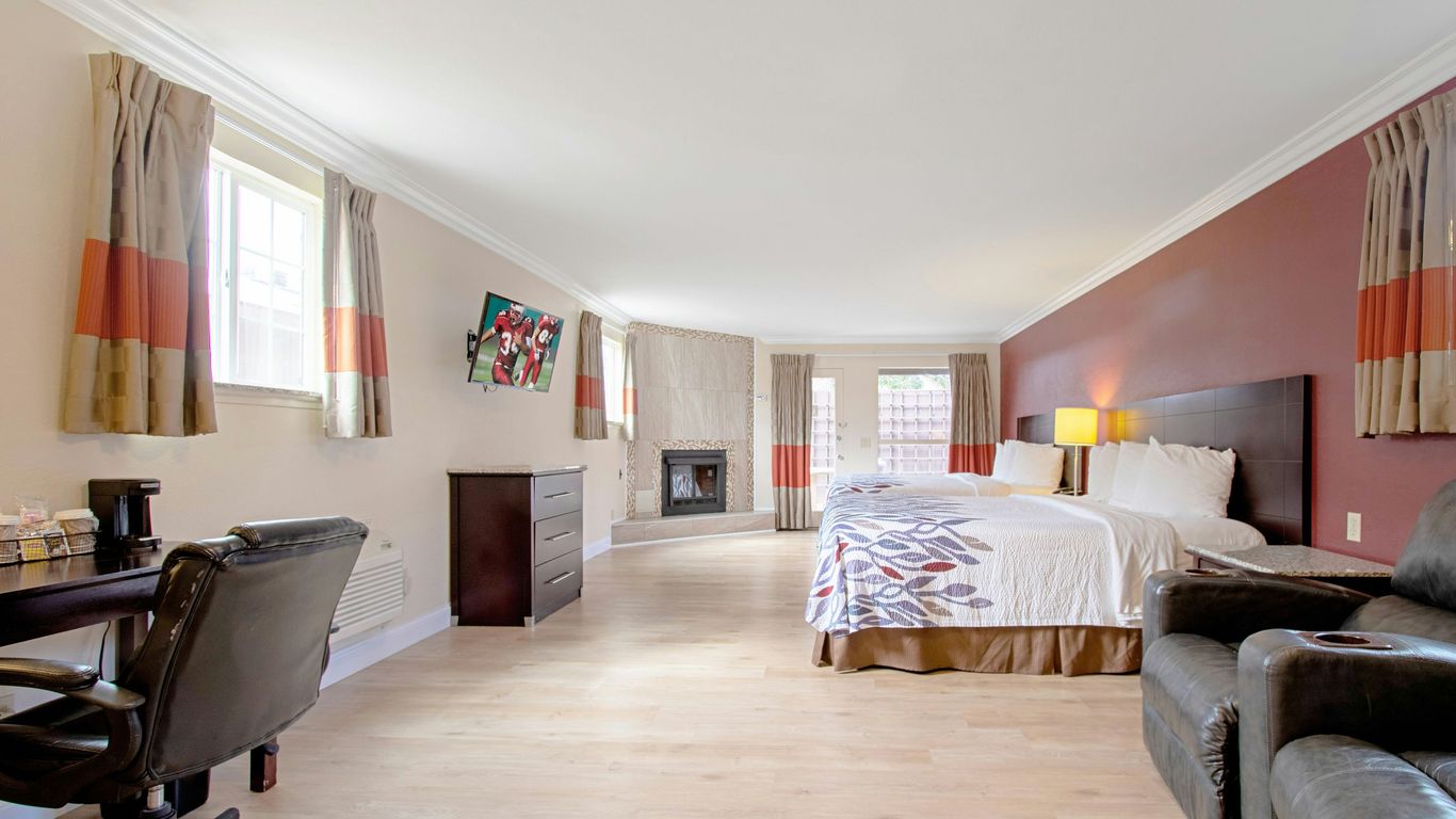 Red Roof Inn & Suites Monterey