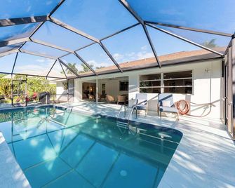 Pesaro - stylish 3BR retreat near Via Miramar Beach, beautifully renovated home with a private pool, lush tropical gardens and premium modern comforts, perfect for families and relaxing getaways, just minutes from sandy beaches and vibrant downtown Naples - Naples - Pool