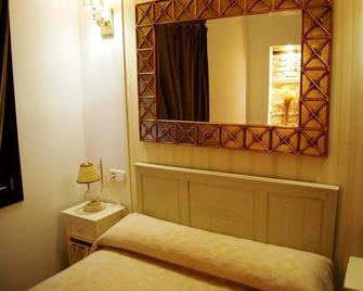 Hotel Posada San Fernando - Carmona - Schlafzimmer