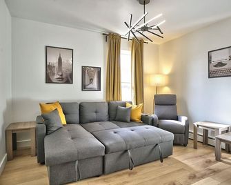Sherby Lux: Central, Parking, Renovated, Sleeps 6 - Sherbrooke - Salon
