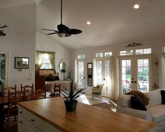Mystical Cottage in Southern Pines - Southern Pines - Living room