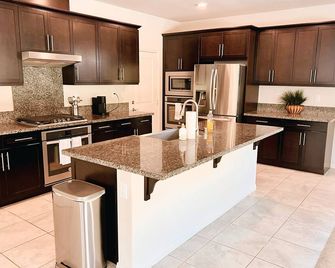 Private Cozy Room in a House 5mins to DT, Simi Valley View, Accessible to City! - Simi Valley - Kitchen