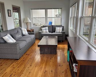 Welcoming lake house on beautiful Sand Lake in Irish Hills - Onsted - Living room