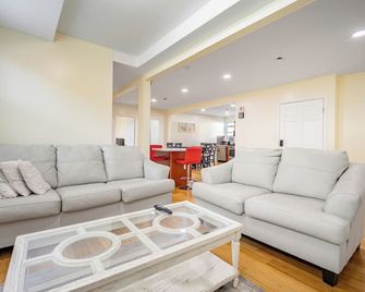 Spacious 4br Hideaway- 2 Baths, 5 Min To Subway, 10 Min To Jfk/Lga, Free Parking - Queens - Salon