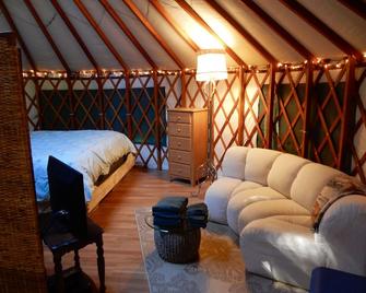 Glamp in our beautiful North Idaho Yurt - Sandpoint - Bedroom