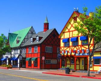 3 bedroom 2.5 bath 2,200 SF within Solvang Danish Village - Solvang - Building