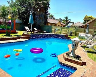 Cozy Budget Standard Room with Pool - Randfontein - Pool