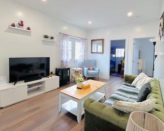 Niseko Riverside by Zen Life : Greenie Cottage - New Glasgow - Living room