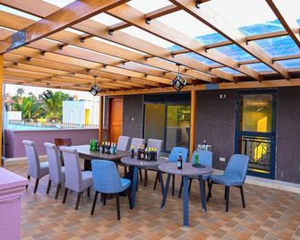 네온 호텔 은틴다 - 무코노 - 파티오