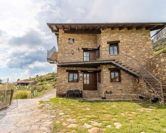 Apartment 'Xisqueta' with Mountain View, Private Garden and Wi-Fi - Campo - Edificio