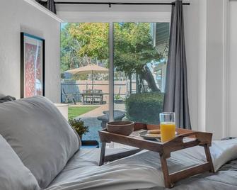 Large home - Sleeps many 4B/2B - Walnut Creek - Living room