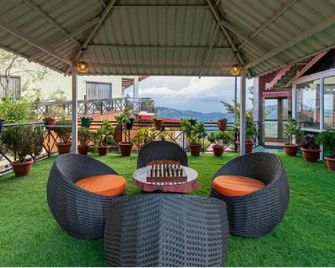 Maple Resort Chail - שימלה - פטיו