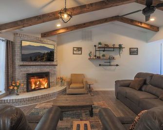 Relaxing 3BR Cottage 1 mile to Main st attractions Views - Gatlinburg - Living room