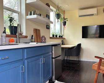 Cozy studio close to Weaver Basin Trail System and downtown. - Weaverville - Kitchen