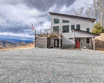 Scenic Hillside Cabin in Sylva with Hot Tub and Views! - Sylva - Gebäude