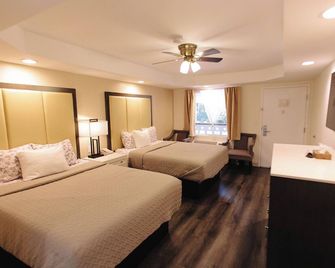 Riverbend Motel & Cabins - Helen - Bedroom