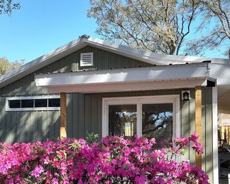 Cozy Cottage one mile from the Beach and Boat Ramp! Pet Friendly Too!! - Supply - Building