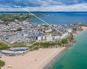 Top Sail - Beautiful Apartment, Minutes Walk to Beach and Town Centre - Tenby - Bedroom