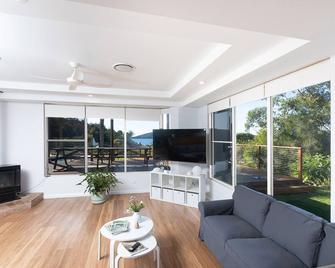 Huge Lake front property close to Blueys Beach and Seal Rocks - Smiths Lake - Living room